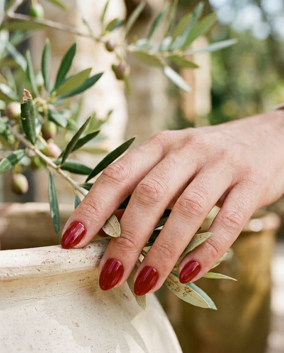 Vernis semi-permanent rouge profond : résultat après la pose, Maison Jolis Nails, Aix-en-Provence