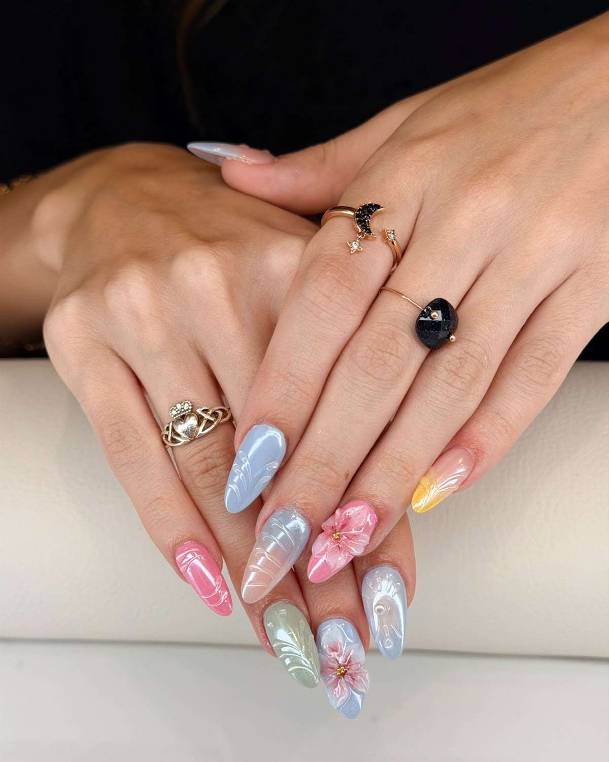 Nail art en relief sur ongles amande : fleurs roses sculptées, nacres bleutées et vert d'eau. Maison Jolis Nails, Aix-en-Provence