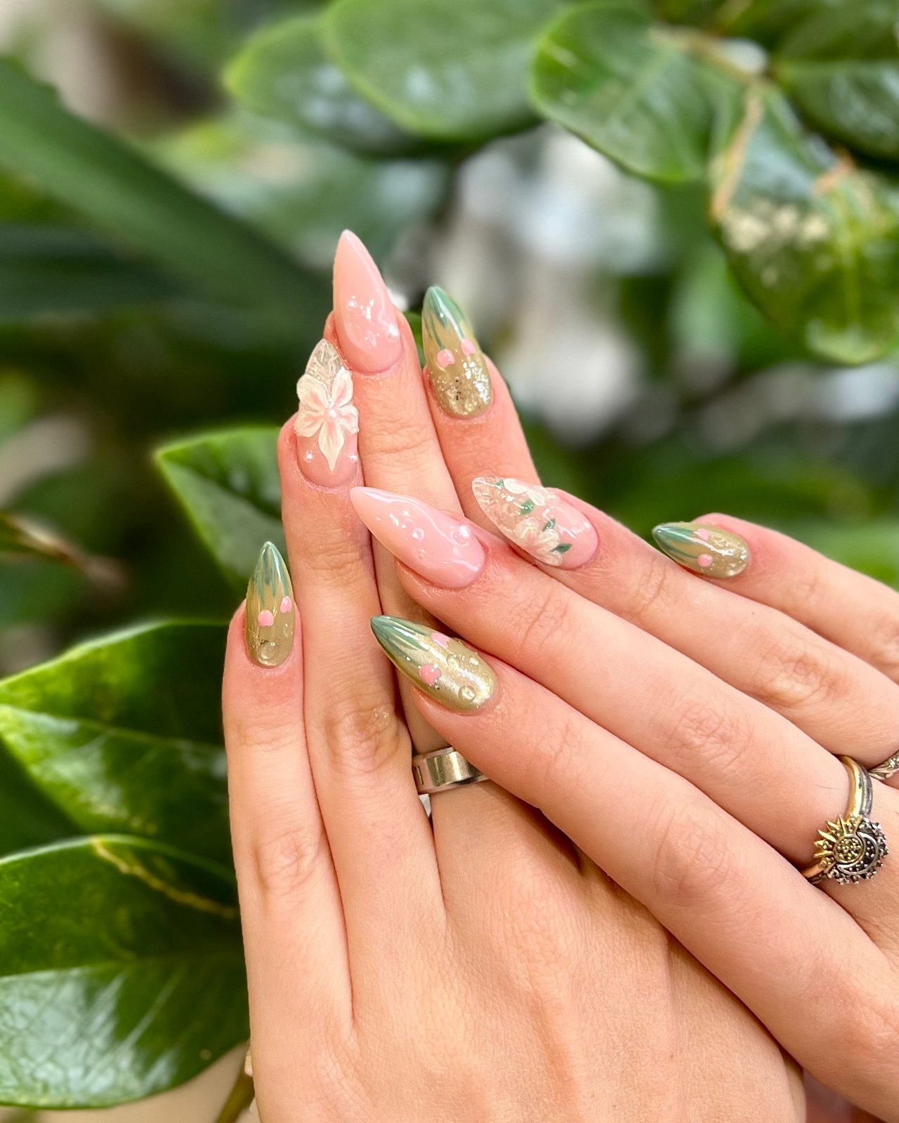 Ongles amande en chrome vert olivier, pois roses et fleur blanche sculptée en relief. Maison Jolis Nails, Aix-en-Provence