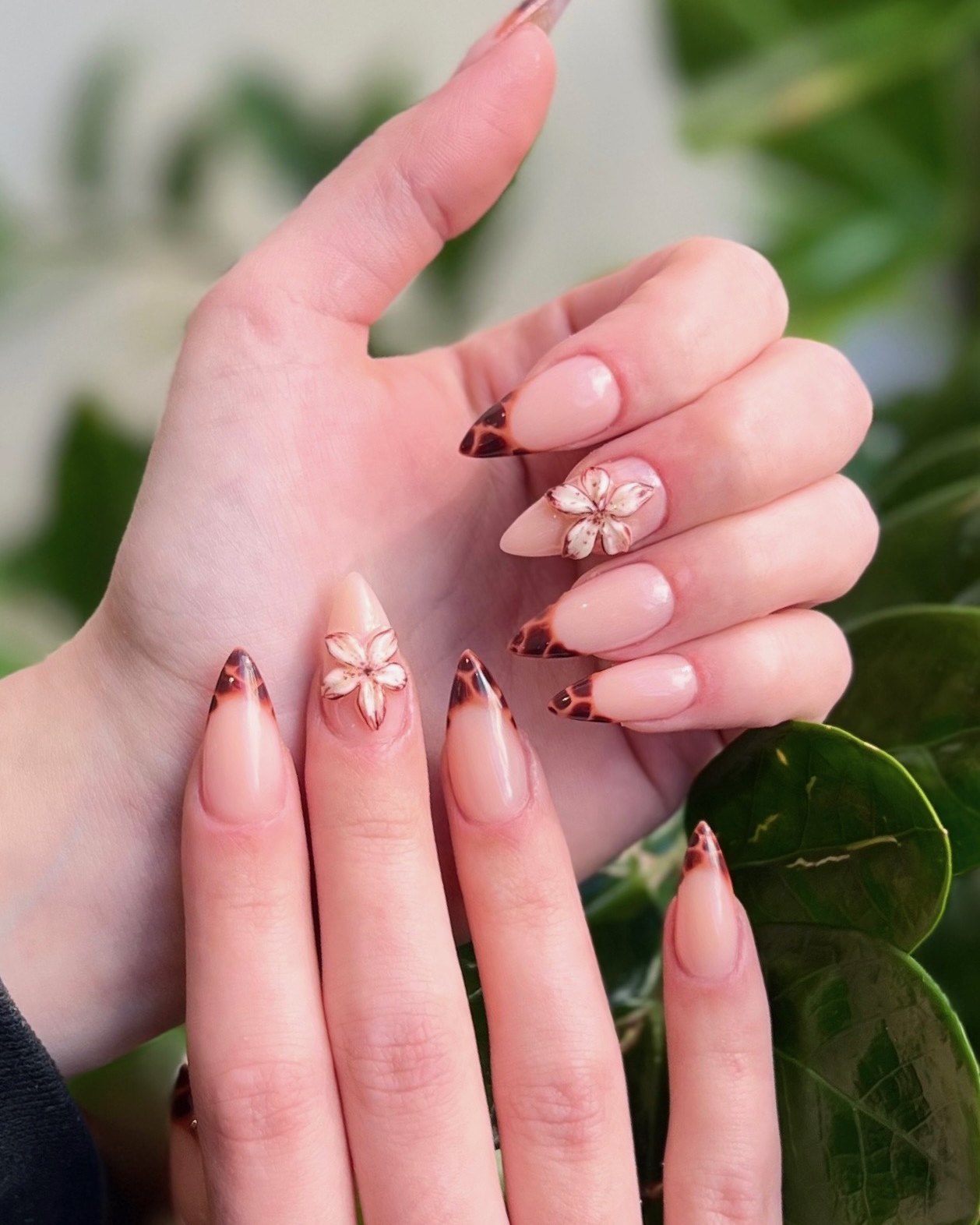 French écaille sur base nude, fleurs blanches sculptées en relief sur ongles amande. Maison Jolis Nails, Aix-en-Provence