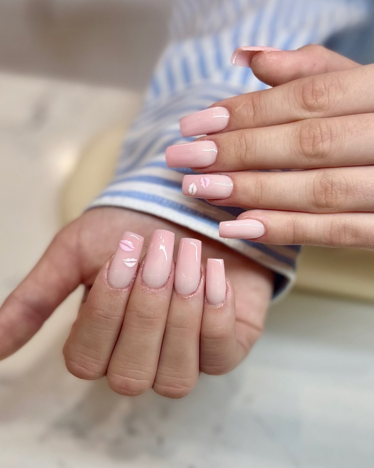 Pose ballerine en dégradé nude rosé, petits baisers peints main en relief. Maison Jolis Nails, Aix-en-Provence